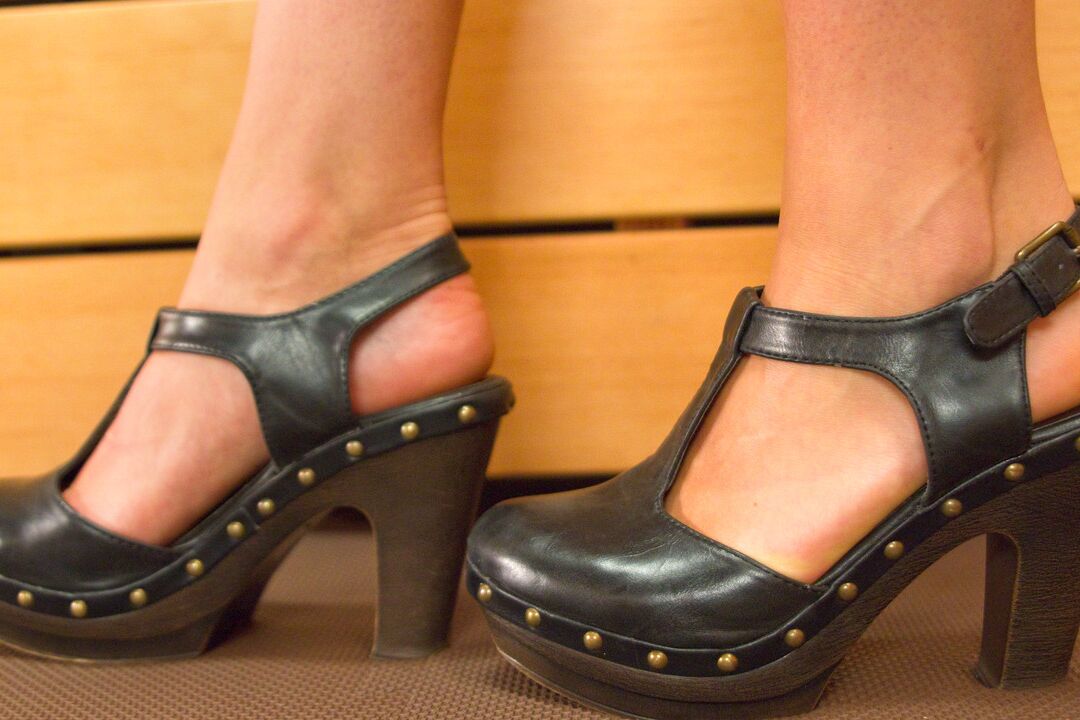 18P Adoration des pieds Christian Wilde, Emma Haize
