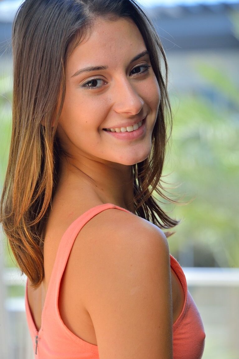 15P Adolescente exhibicionista regresa a casa para masturbarse después de un día de exhibicionismo en público