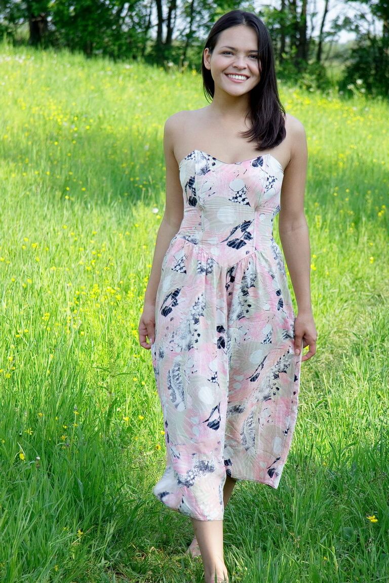 12P Schöner asiatischer Teenager befreit auf einer Wiese ihre Brüste und ihre Muschi aus ihrem Kleid