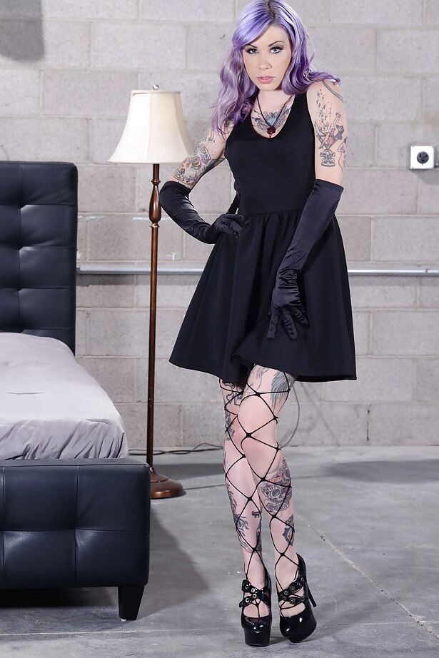16P Gata linda com uma tatuagem Krysta abrindo as pernas e aquela buceta