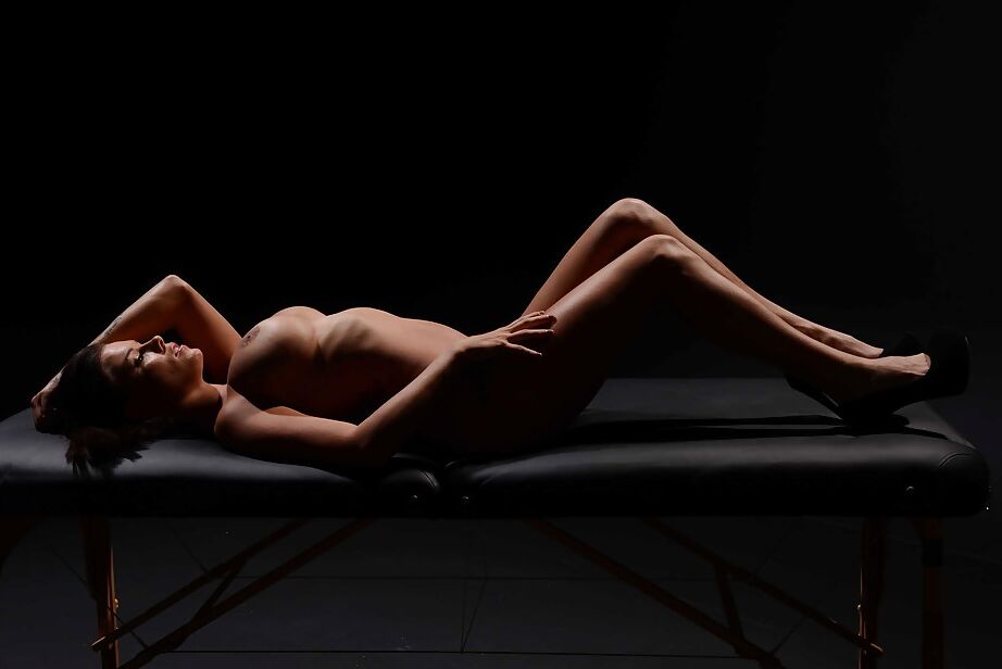 16P Pornstar Peta Jensen posando sozinha de óculos escuros enquanto mostra calcinha