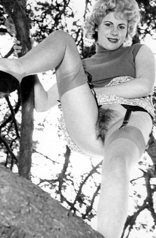 12P Chicas vintage traviesas y calientes abriéndose para exponer sus castores peludos