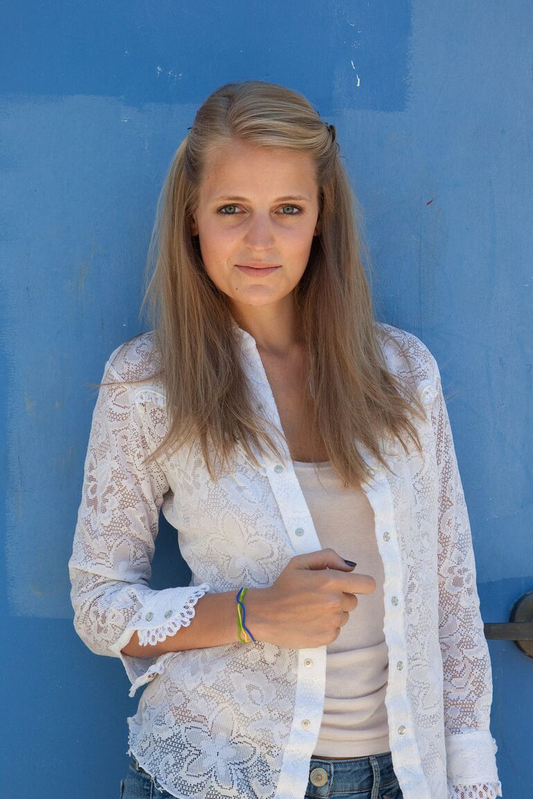 11P A adolescente amadora Jane Franklin posando com sua camisa branca e jeans justos ao ar livre