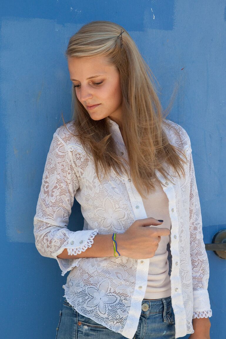 11P A adolescente amadora Jane Franklin posando com sua camisa branca e jeans justos ao ar livre