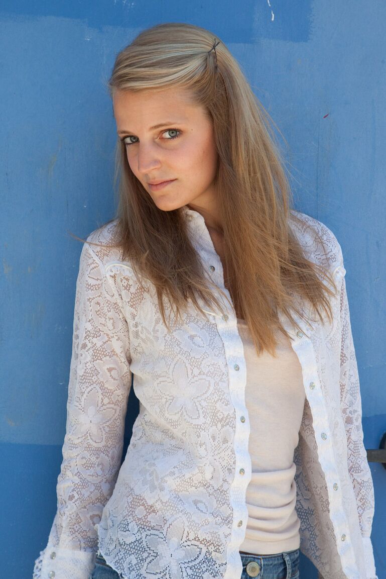 11P A adolescente amadora Jane Franklin posando com sua camisa branca e jeans justos ao ar livre