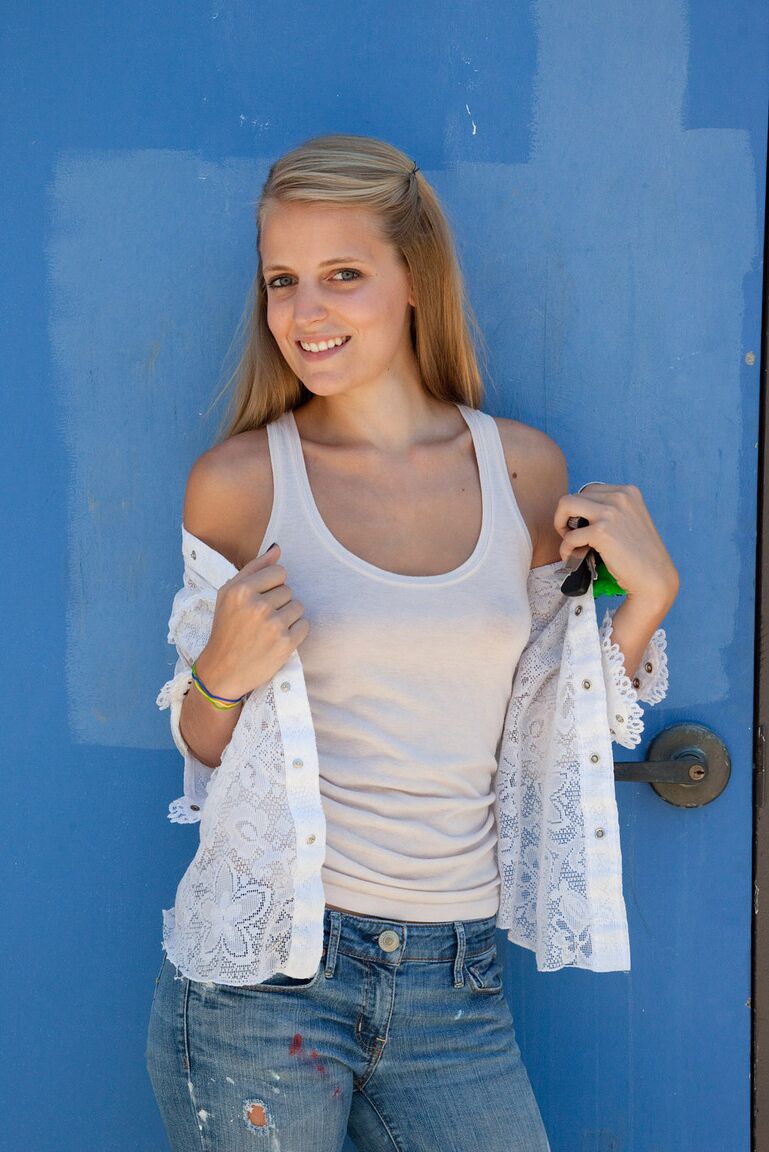 11P A adolescente amadora Jane Franklin posando com sua camisa branca e jeans justos ao ar livre