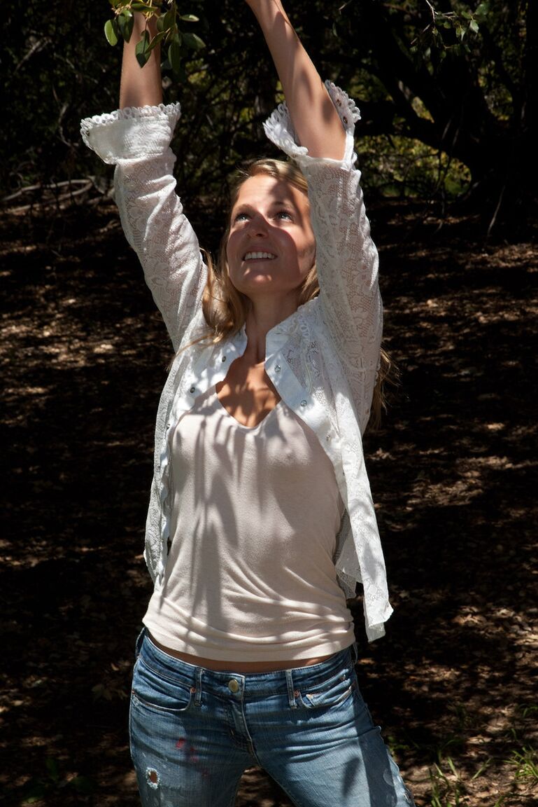 11P A adolescente amadora Jane Franklin posando com sua camisa branca e jeans justos ao ar livre