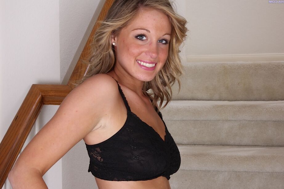 16P A adolescente amadora independente Ashley Jones é uma mulher muito atraente