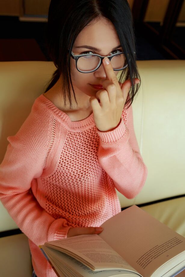 16P La traviesa Alla B se quita las gafas sexys y se frota el delicioso coño con ellas