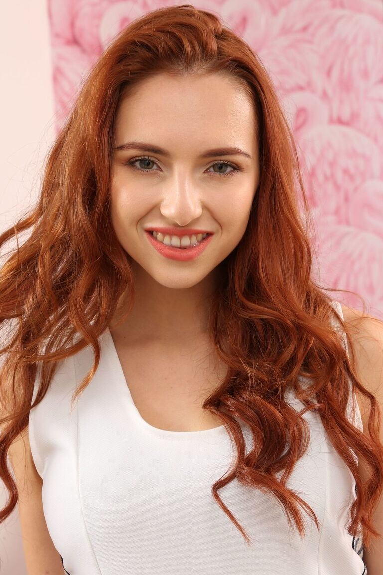 21P A tenista ruiva Sophia Blake tira a roupa com calcinhas e meias super sexy