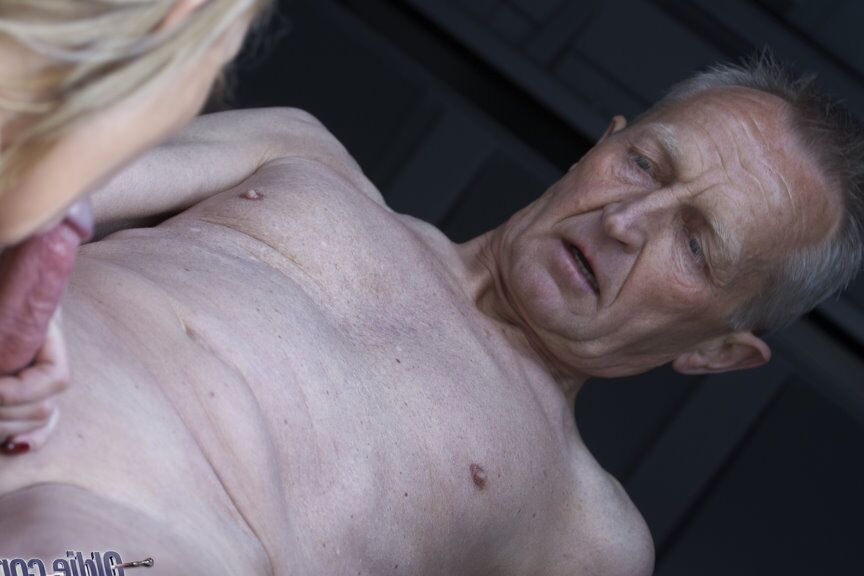 21P La flaca rumana Donna Bell disfruta del sexo de pie con un abuelo al aire libre