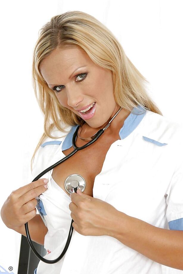 16P MILF rubia astuta posando con uniforme de enfermera blanco y medias blancas.