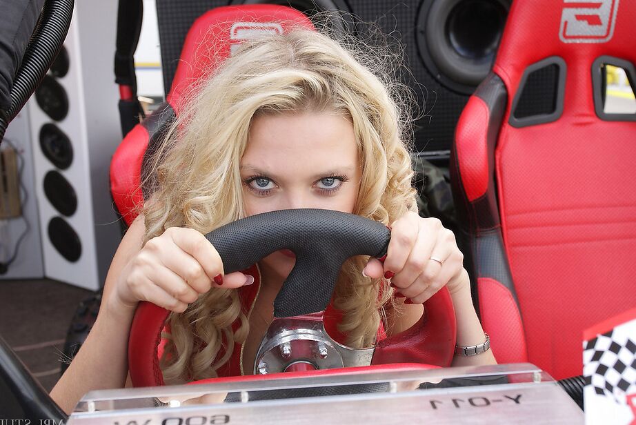 12P Garota loira vestida com fetiche por veículos motorizados mostra suas pernas lindas