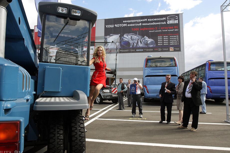 12P Garota loira vestida com fetiche por veículos motorizados mostra suas pernas lindas