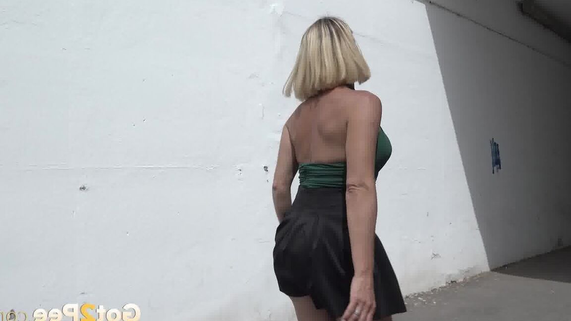 15P Rubia sexy se pone en cuclillas con tacones altos para orinar al aire libre