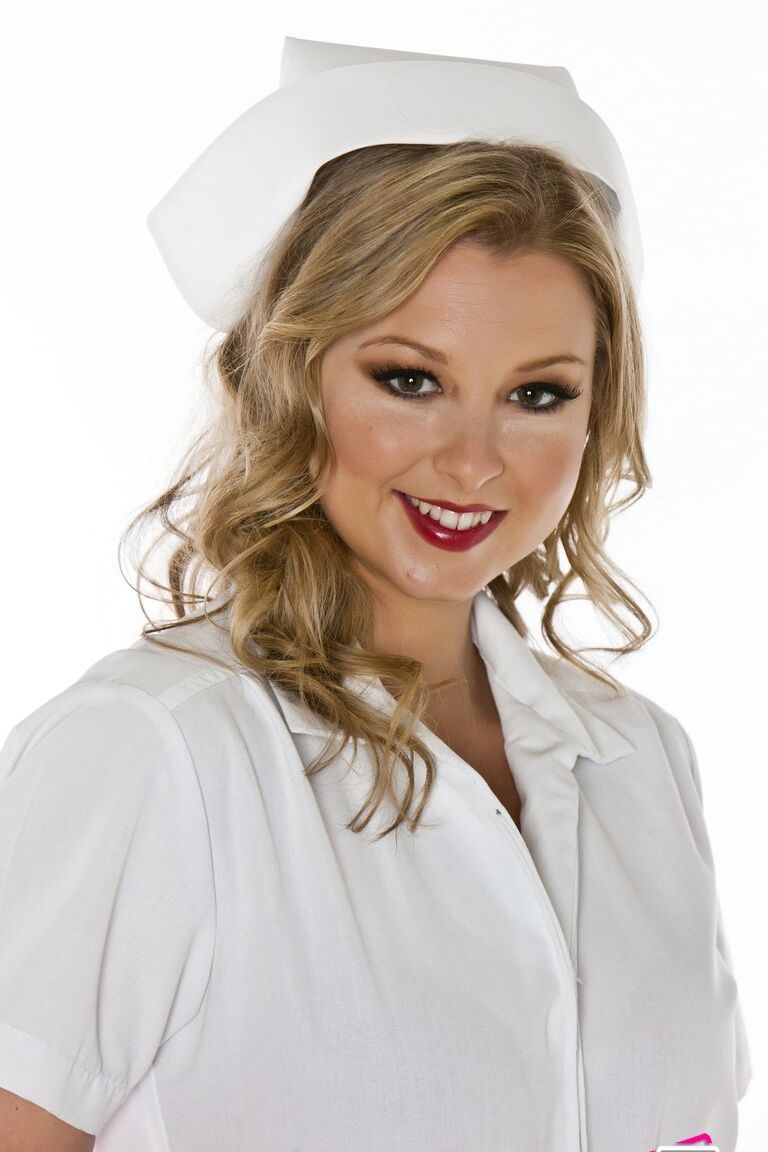 21P La enfermera caliente Sunny Lane se quita su uniforme sexy y se burla de su culo apretado