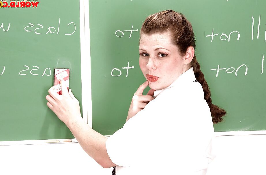 16P La tetona Desirae pierde sus grandes tetas de estrella porno por el uniforme de colegiala
