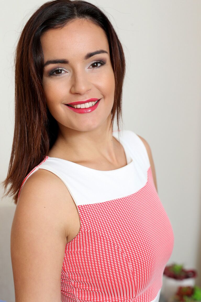 21P A gata eslovaca Nathaly Spark revela sua vulva suculenta