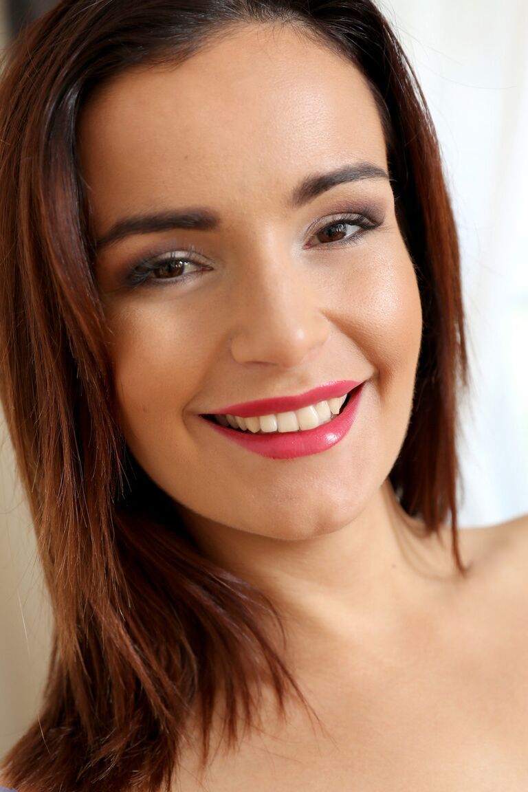 21P A gata eslovaca Nathaly Spark revela sua vulva suculenta
