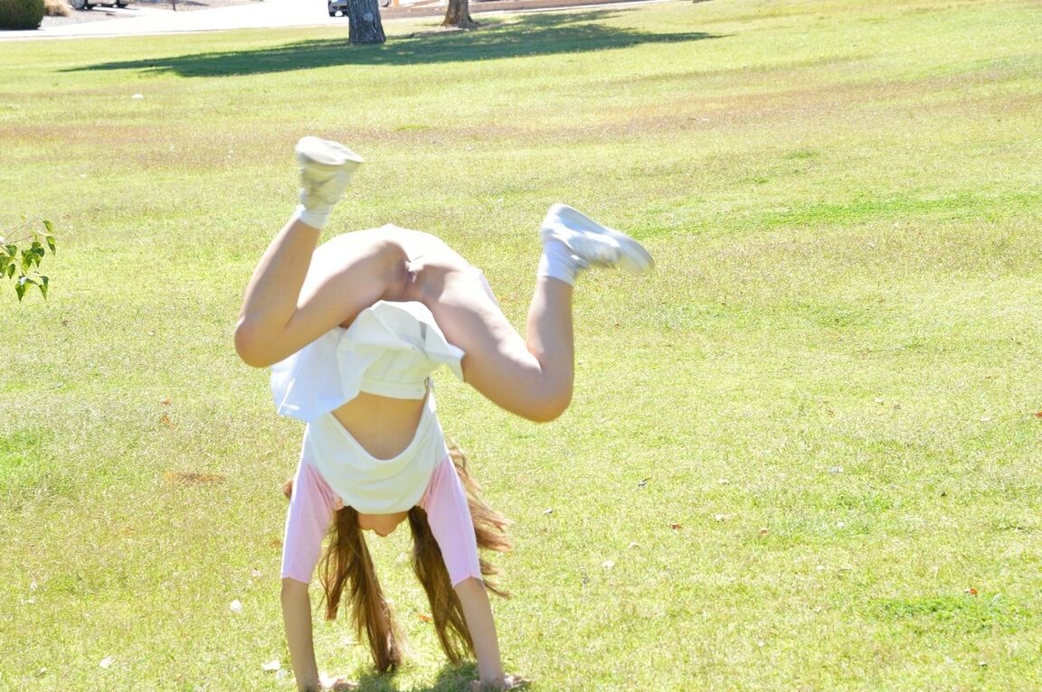 16P Linda garota solo mostra sua buceta adolescente no parque antes de se masturbar em casa
