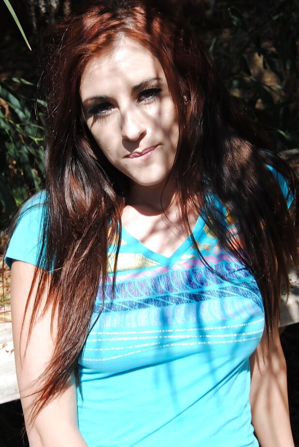 16P La nana amateur Tabitha B laisse ses gros seins naturels parfaits en liberté dans la forêt