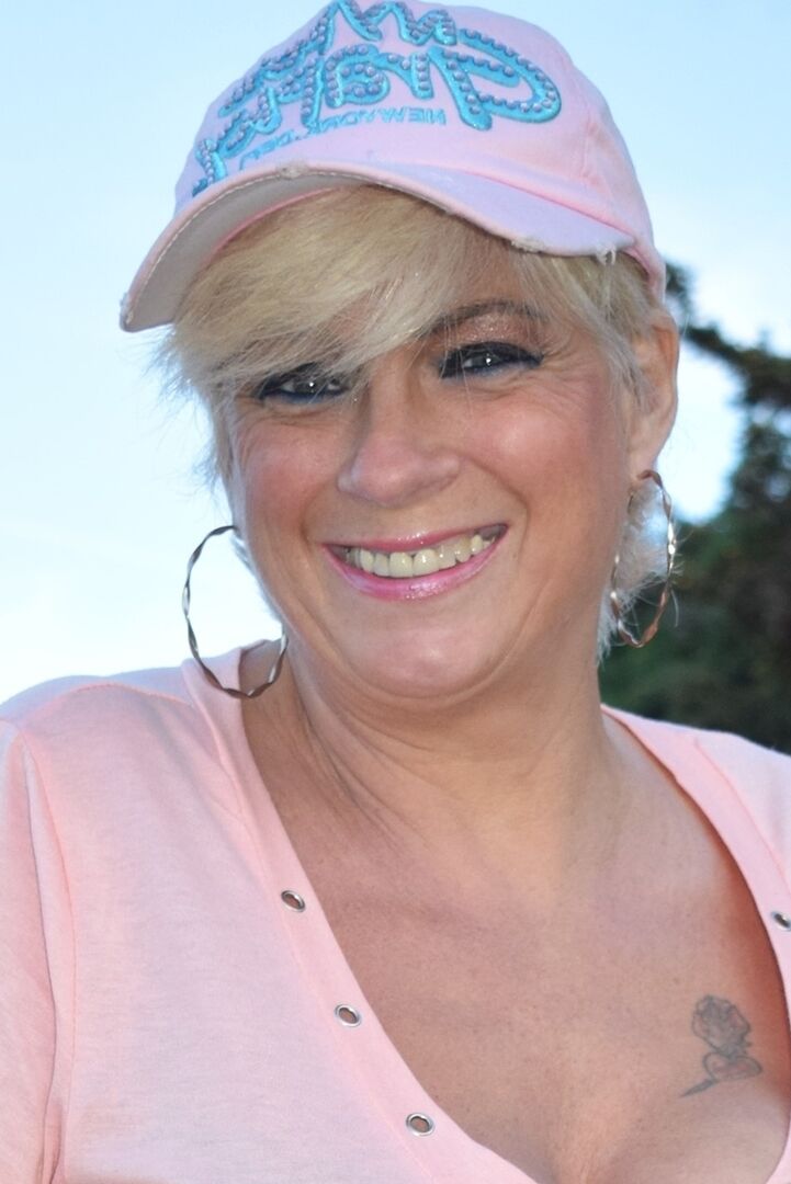 20P Die sexy ältere Blondine Dimonty zieht ihren BH aus, bevor sie einen Busen freilässt