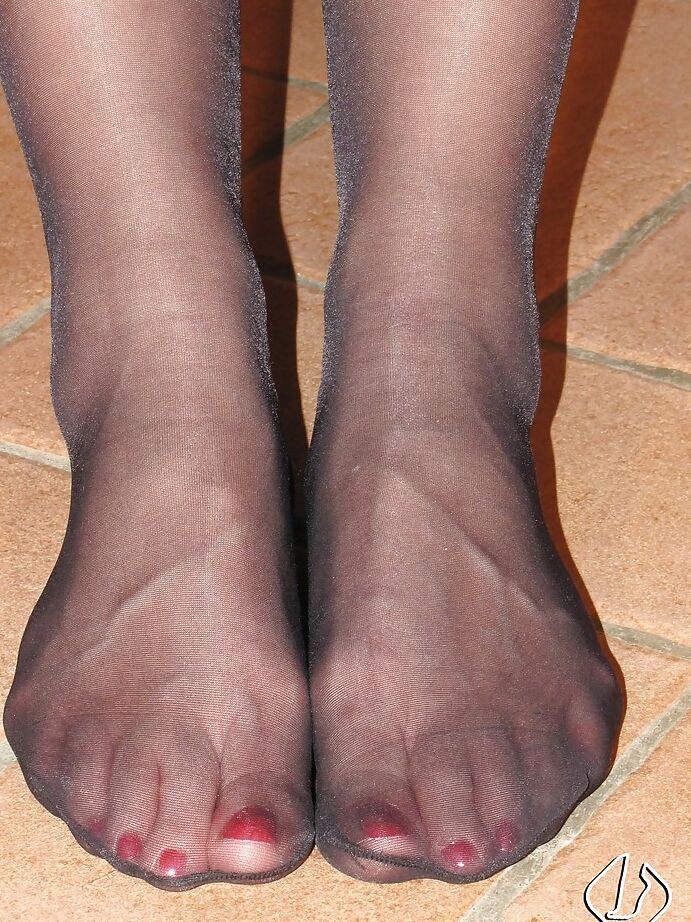 16P A morena Elena adora mostrar suas pernas e pés deslumbrantes