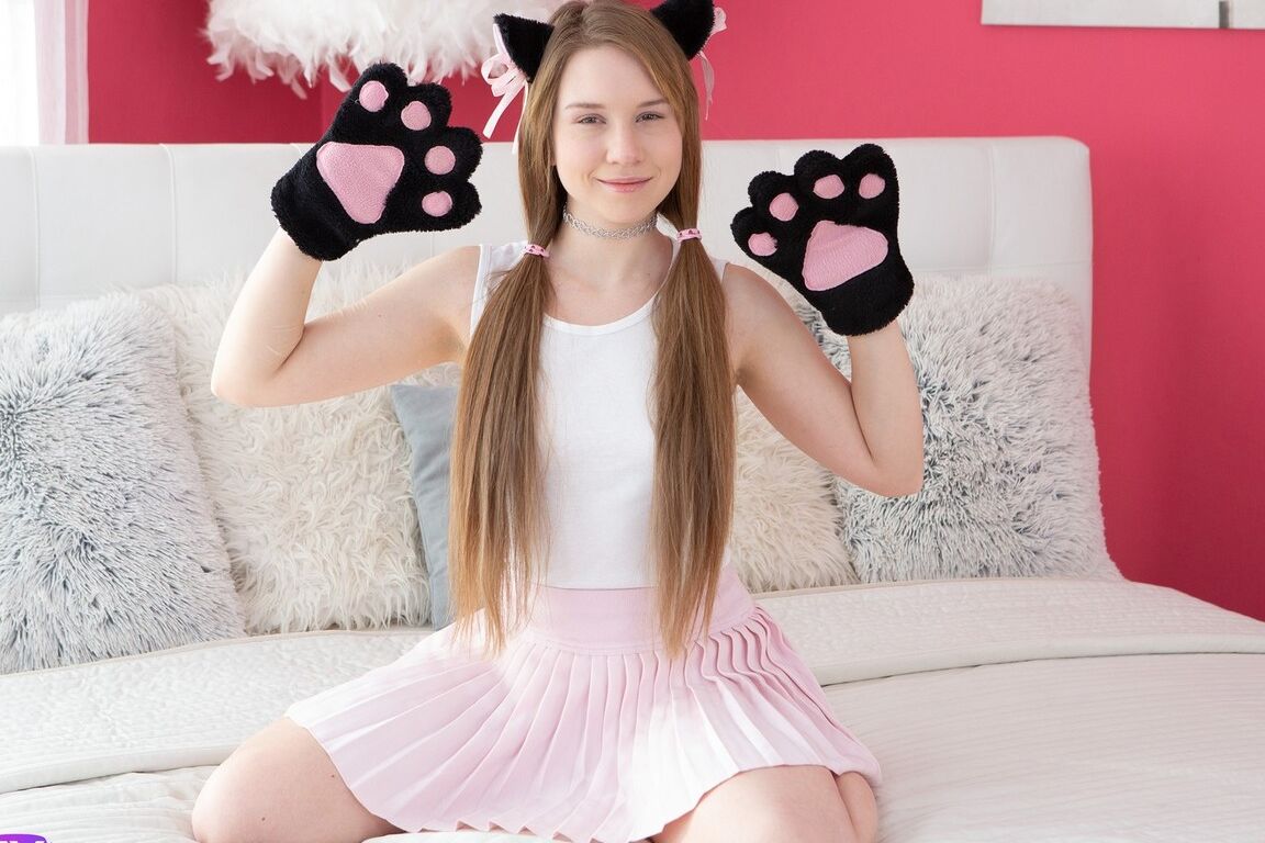 16P La joven Alice Klay se mete un consolador en el coño con accesorios de cosplay