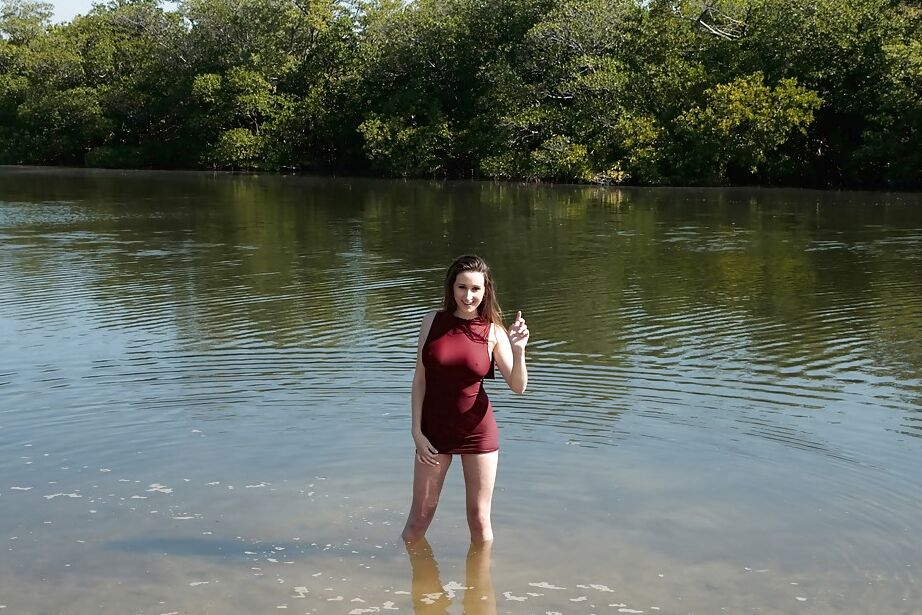 12P Vollbusiges Teenie-Mädchen Ashley Adams masturbiert vollständig bekleidet am See