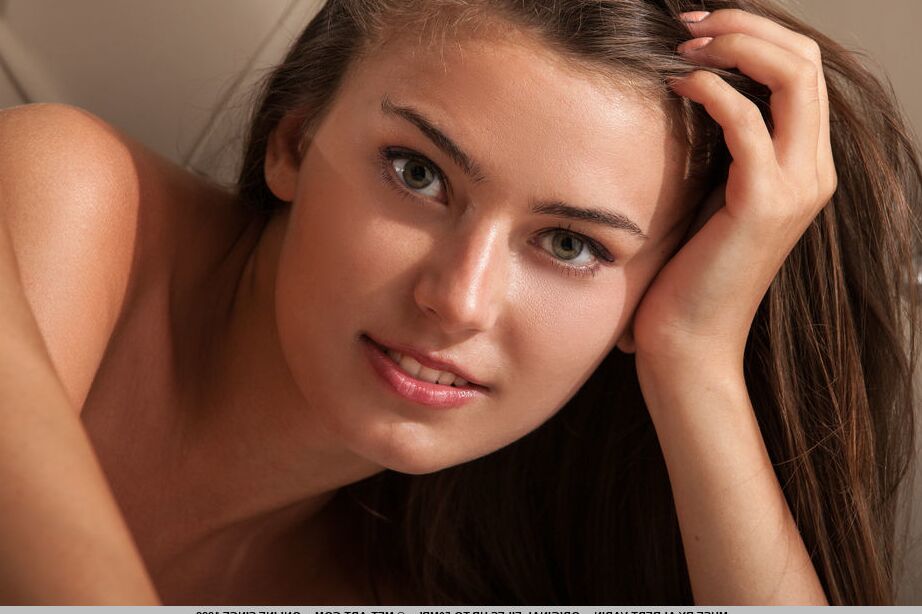 18P Hermosa morena con grandes tetas naturales Muse estira su chocho