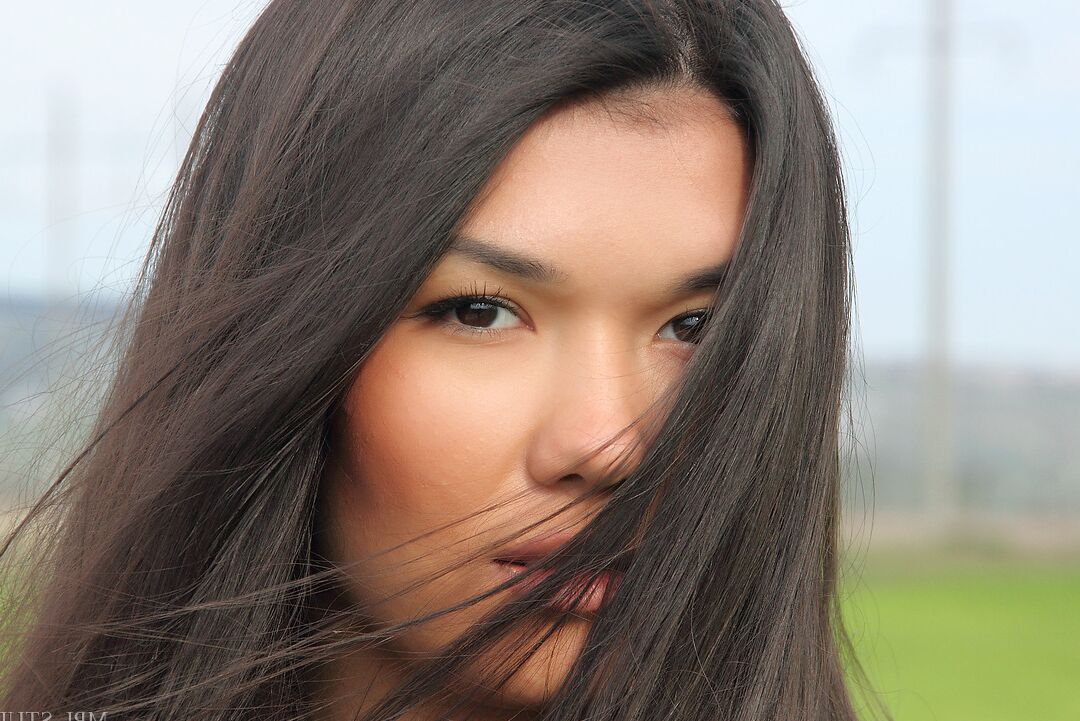 12P Nicl Menina asiática tira a roupa para poses totalmente nuas em um campo verde