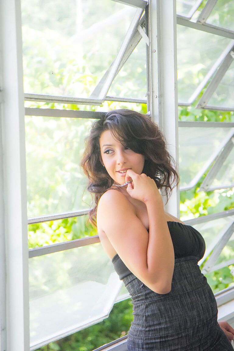 16P Amateur-Brünette hebt ihr enges Kleid hoch, um ihren nackten Arsch in einem sexy Upskirt freizulegen