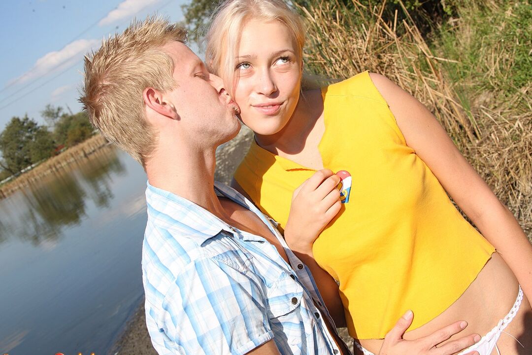 13P Kaum volljähriges blondes Mädchen verliert ihre Jungfräulichkeit auf sumpfigem Boden an einem Teich