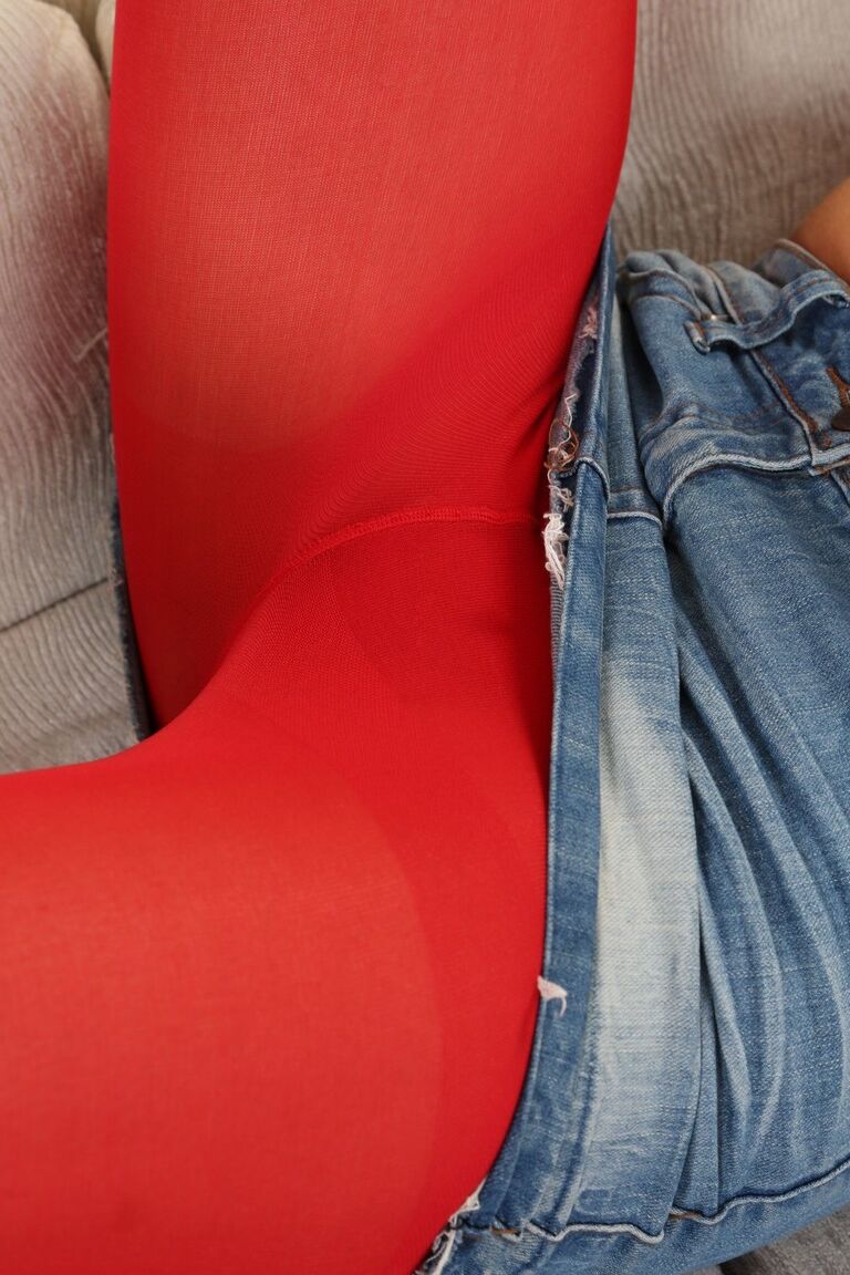21P A adorável cowgirl Harry Amelia mostra seus seios flácidos enquanto posa de meia-calça vermelha