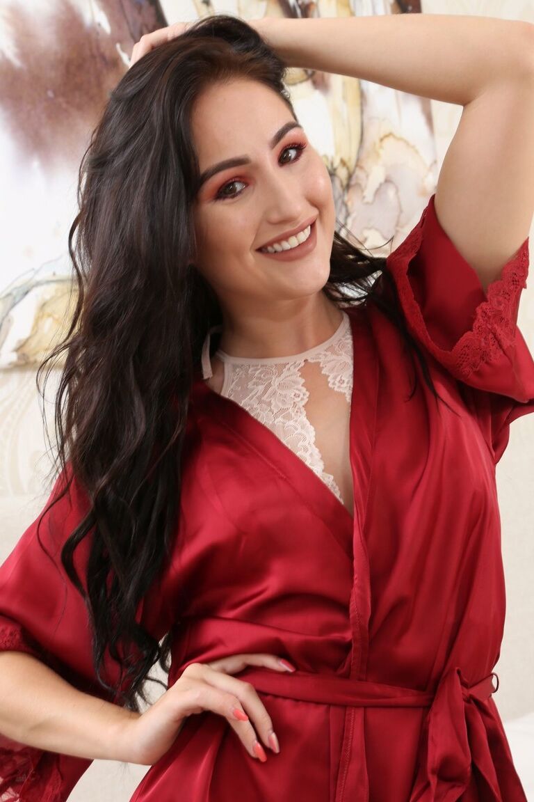 21P Sedutora Rachelle posando com camisola gostosa e meias de náilon