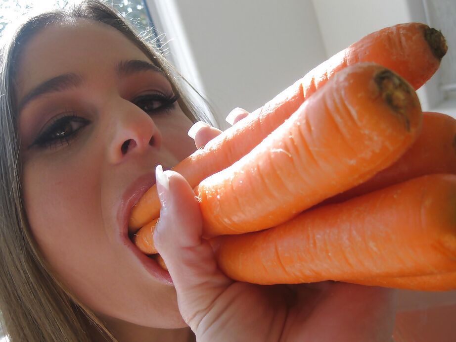 12P, Cathy Heaven, une fille aux gros seins, propose des scènes de vrai porno jouet en mode solo