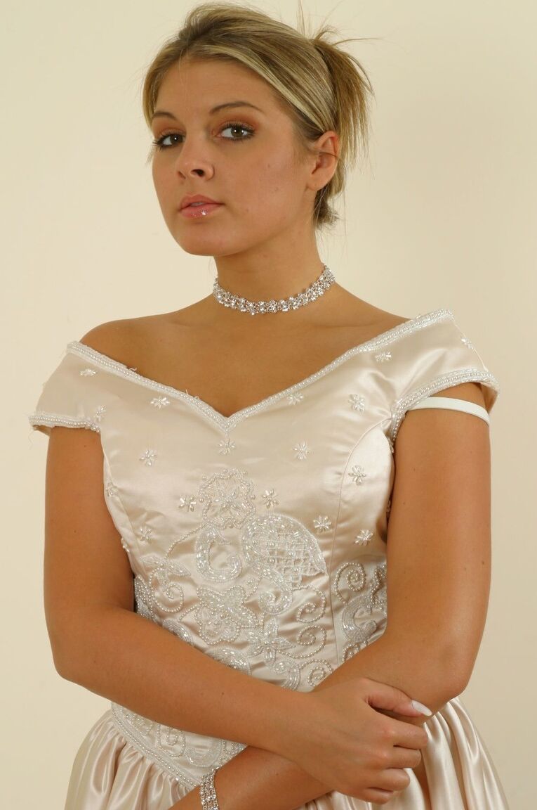 21P La sexy Naomi K se quita lentamente su elegante vestido