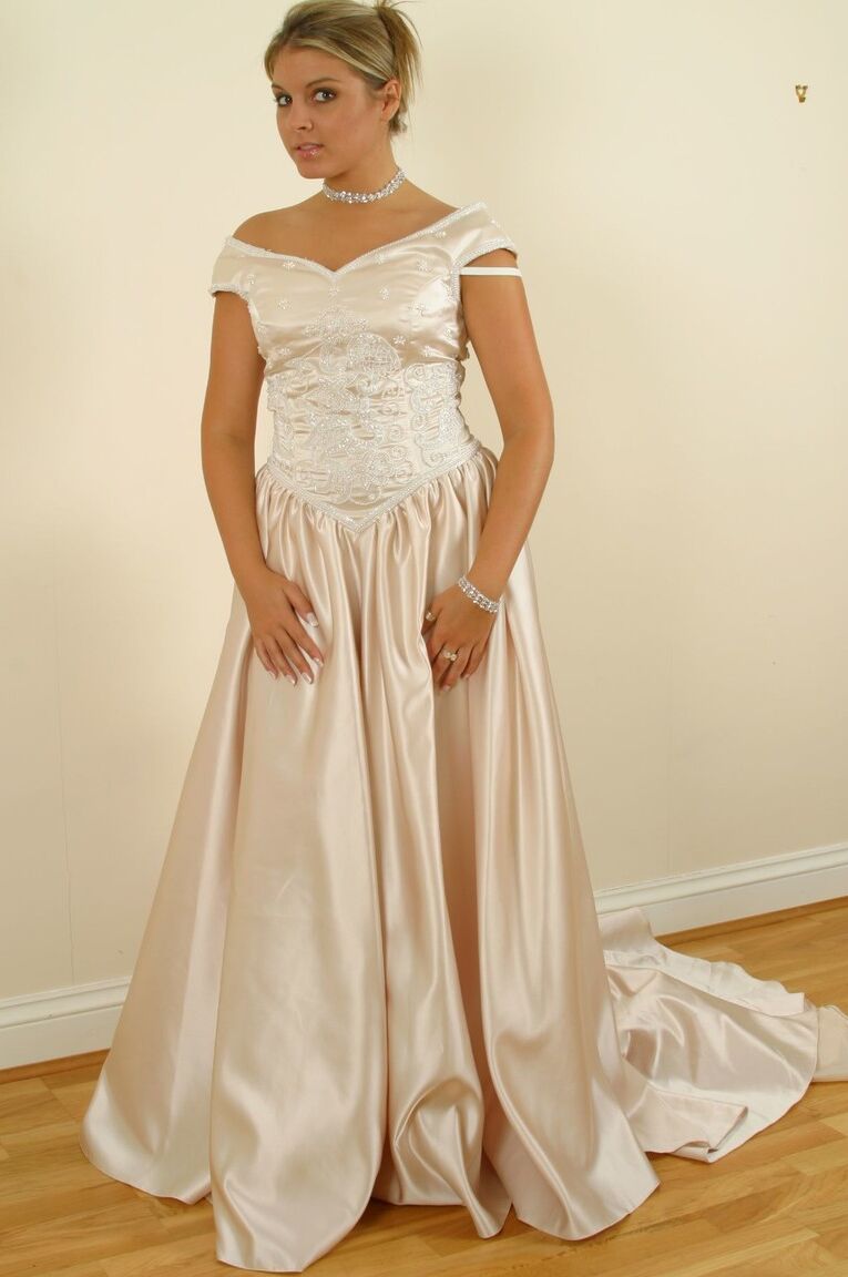 21P La sexy Naomi K se quita lentamente su elegante vestido