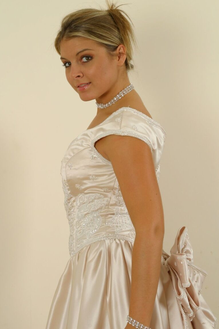 21P La sexy Naomi K se quita lentamente su elegante vestido