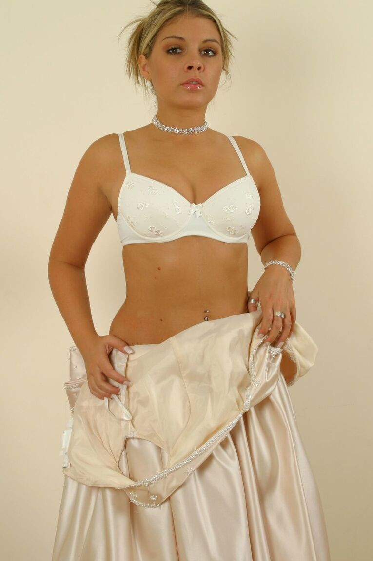 21P La sexy Naomi K se quita lentamente su elegante vestido