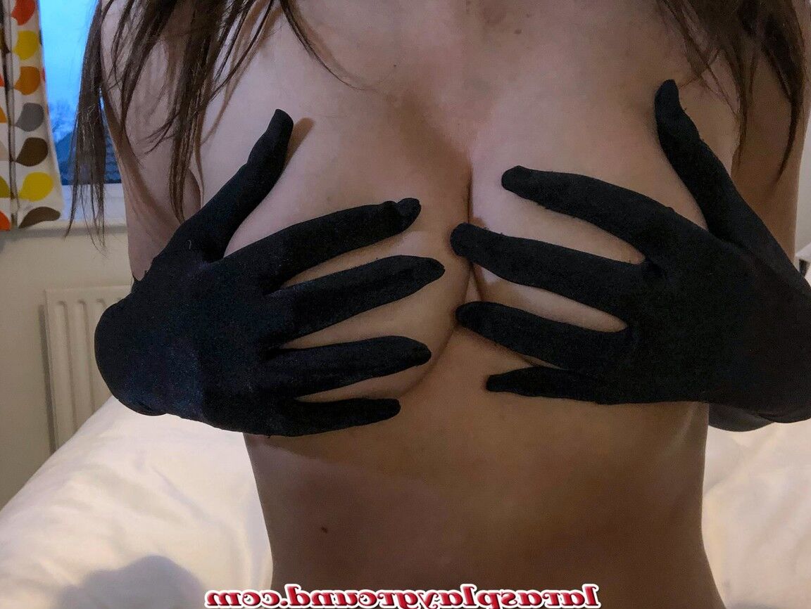 21P Filthy MILF Lara expõe seus peitos grandes, pernas longas
