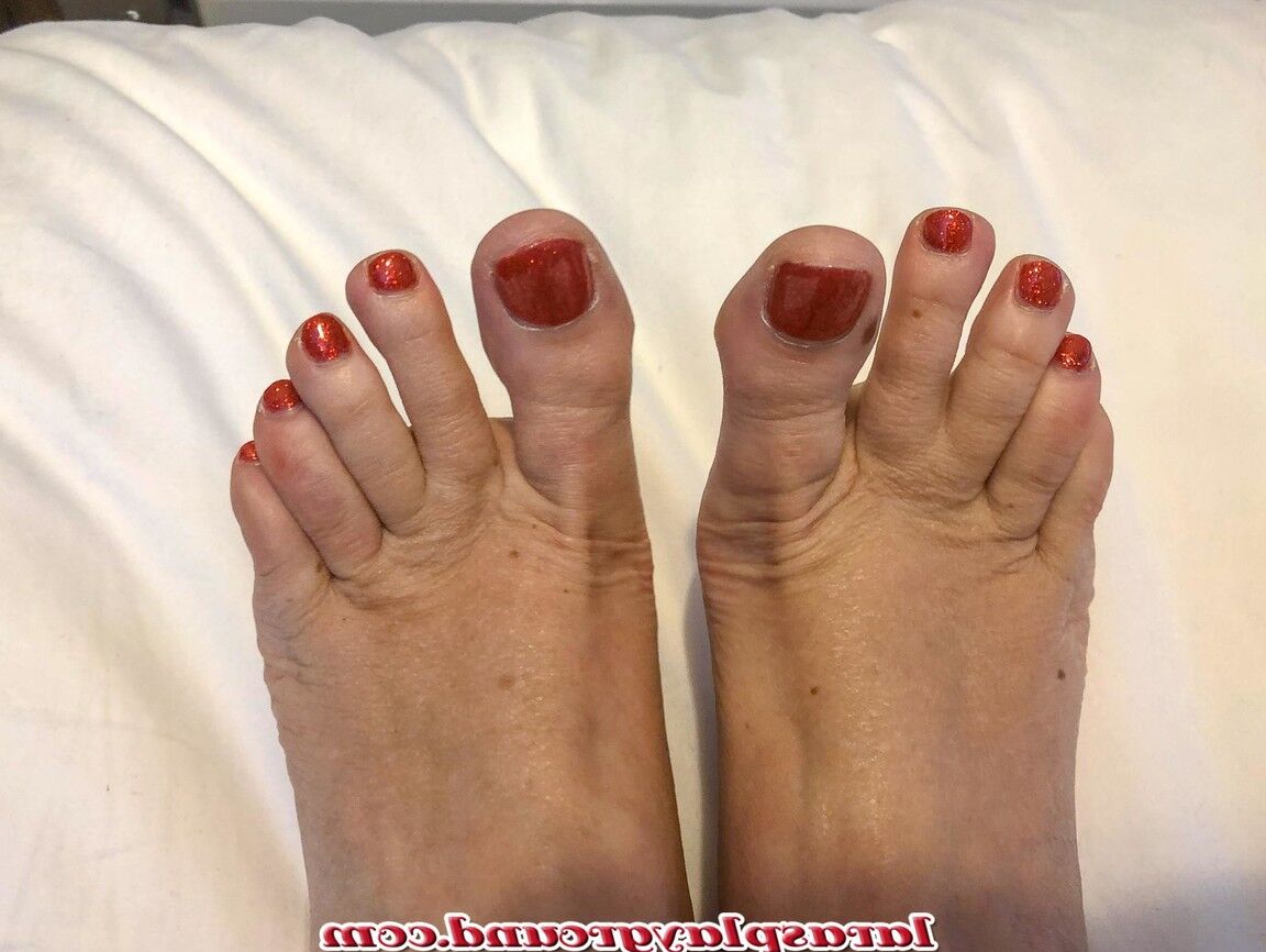 21P Filthy MILF Lara expõe seus peitos grandes, pernas longas