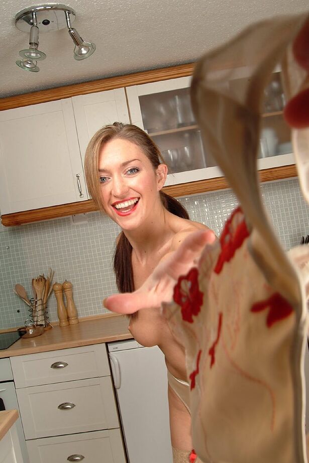 21P La esposa amateur Elen Cole se desnuda y se mete los dedos en la almeja en la cocina