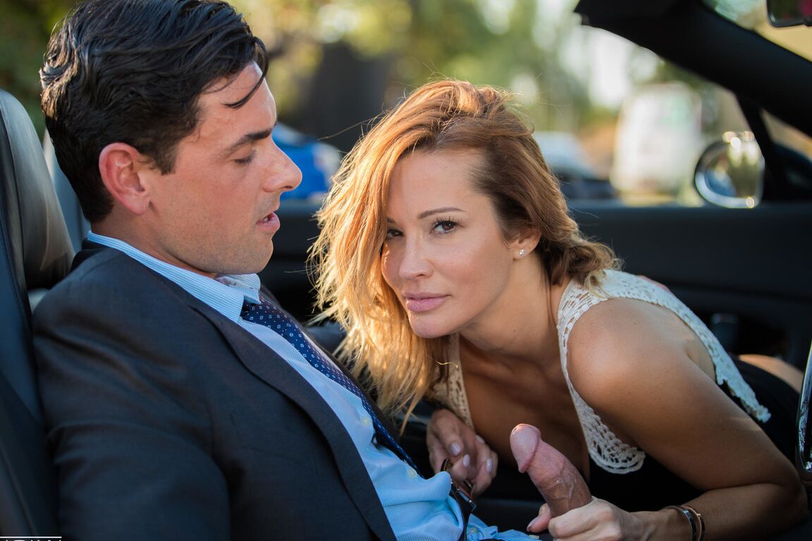 21P A beleza sexy Jessica Drake pega o pau de um cara e o monta em um carro
