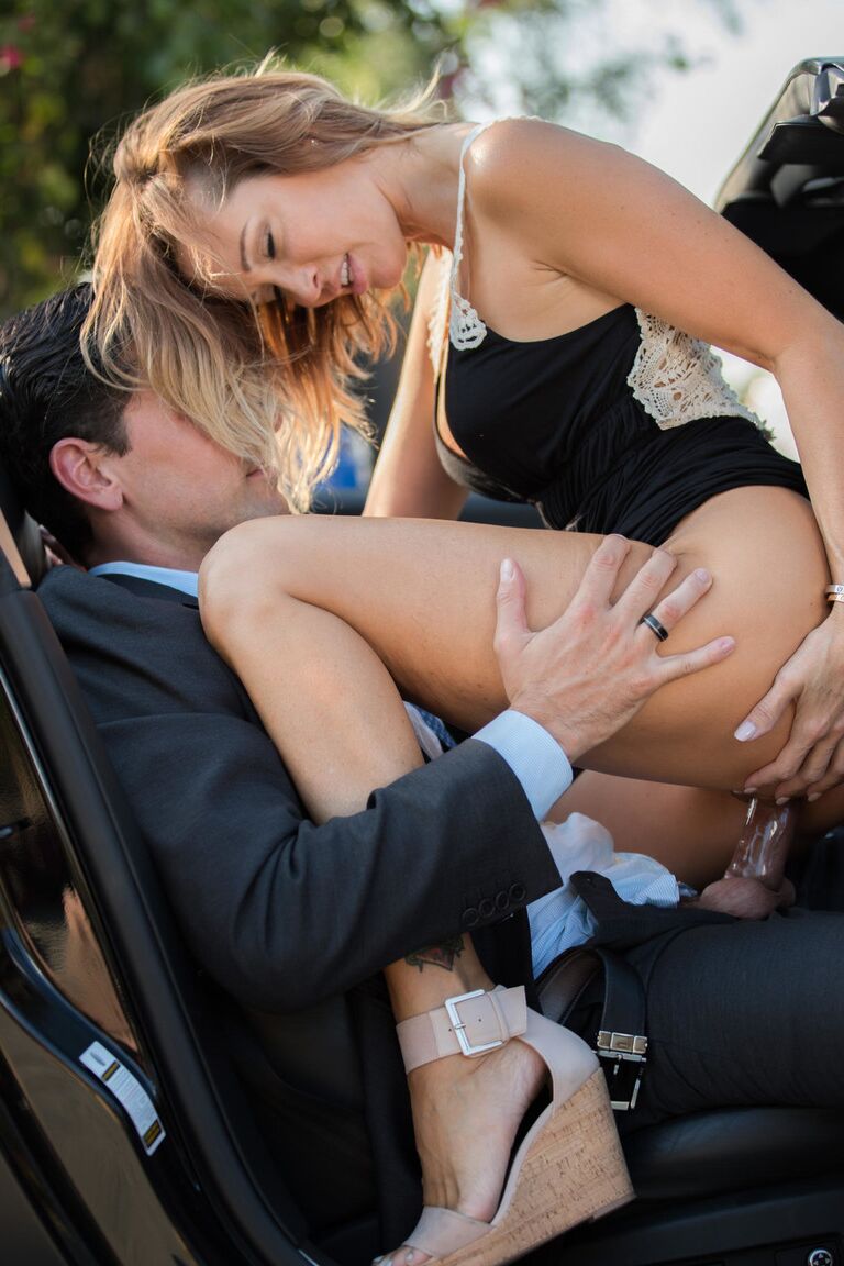 21P A beleza sexy Jessica Drake pega o pau de um cara e o monta em um carro