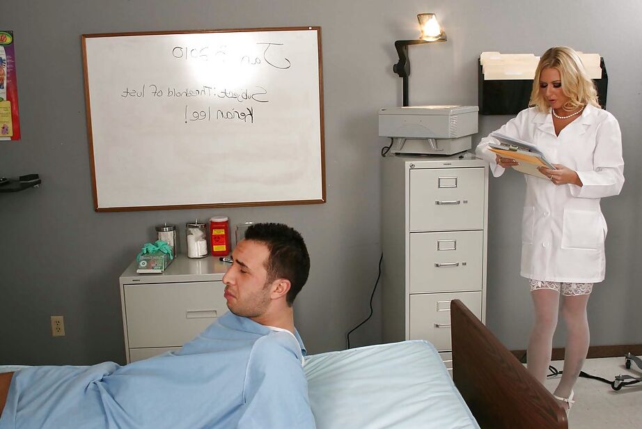 16P Le docteur super chaud en bas Riley Evans baise son patient bien membré