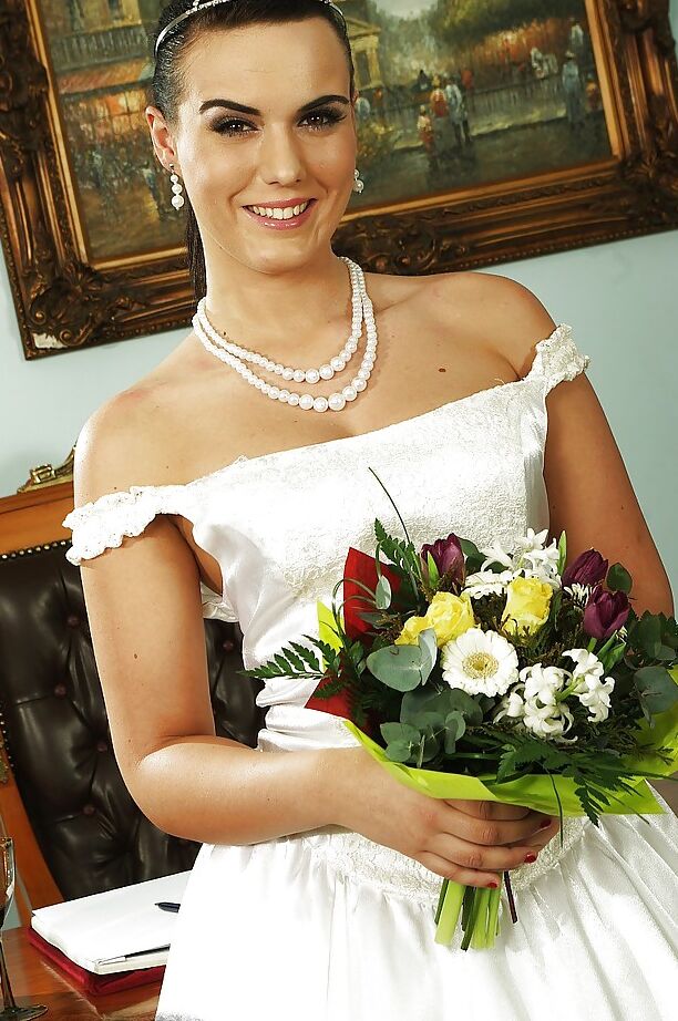 16P Noiva fodível em meias brancas se livra do vestido e da lingerie