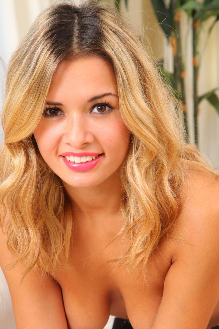 21P La adorable joven Danni B se quita la falda corta para posar con lencería impresionante
