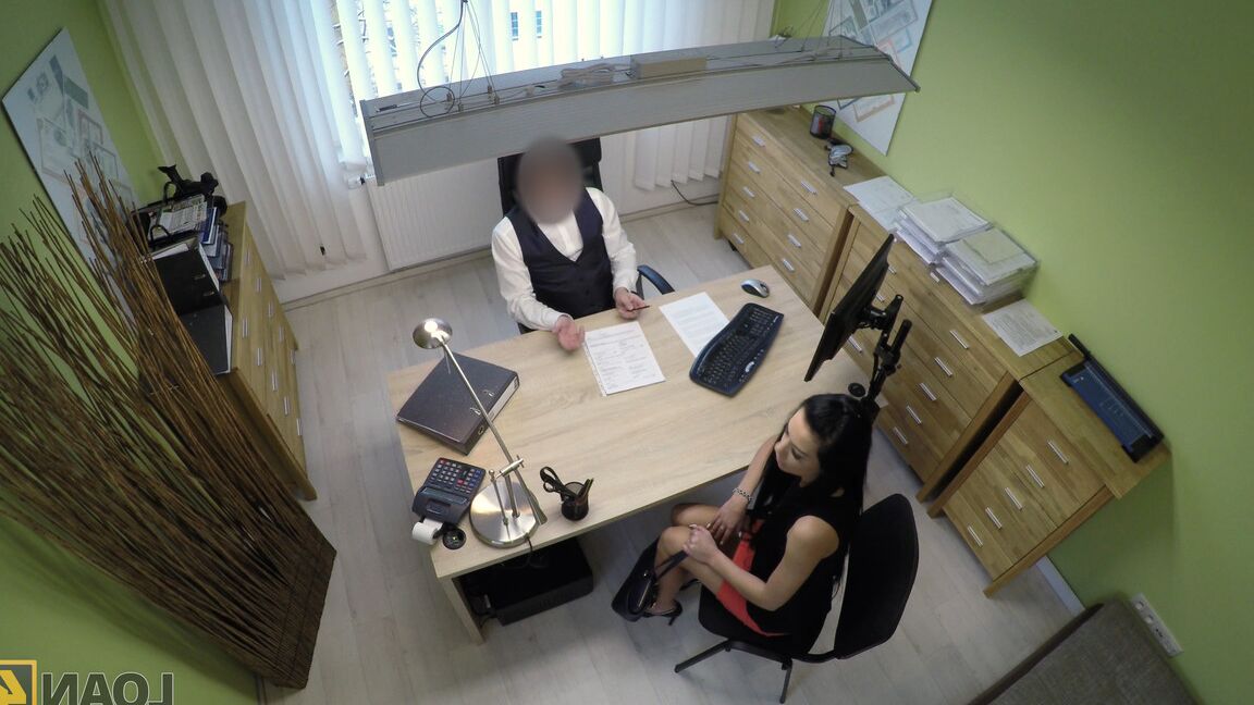 21P Злой кредитный специалист заставляет горячую тинку Ингу скакать на его твердом члене ради одобрения кредита
