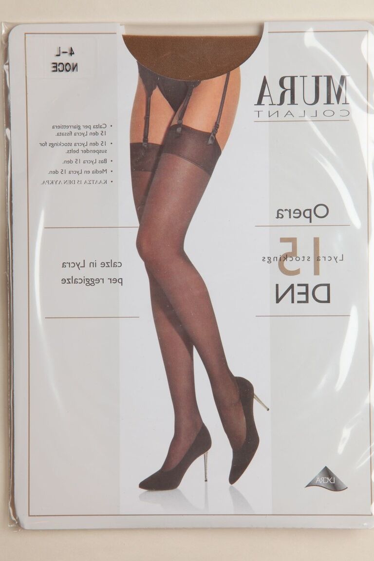 21P Gata gostosa com peitos lindos Sam T tira a lingerie gostosa e brinca com as pernas